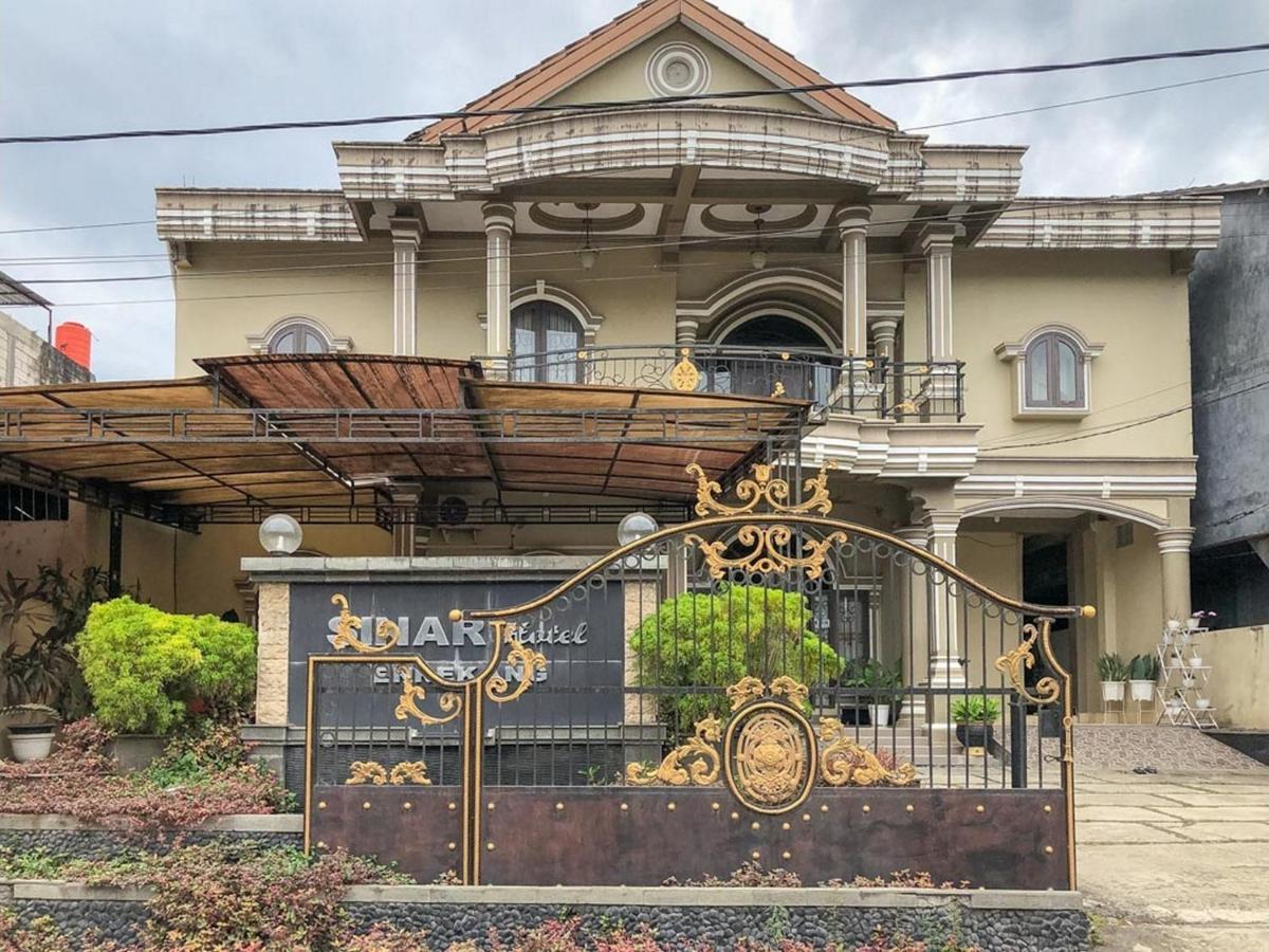 Sinar Hotel Enrekang Exteriör bild